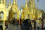 Putzkolonne in der Shwedagon-Pagode in Rangoon