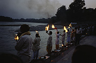 Religiöse Handlung am Ganges-Ghat in Rishikesh