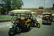 Harley-Taxis vor dem Red Fort in Old Delhi