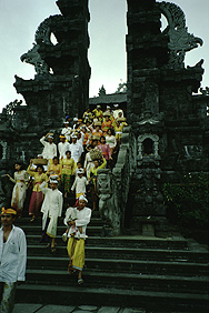 Gläubige im Besakih-Tempel, Bali