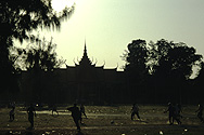 Fussballspielende Kinder vor dem Nationalmuseum in Phnom Penh