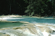 Der tolle Fluss in Agua Azul bei Palenque