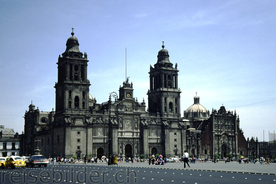 Die grösste Kathedrale Lateinamerikas am Zócalo von Mexico City