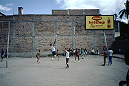 Volleyballturnier in einem Hinterhof in Otavalo