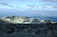 Vulkanlandschaft auf Isabela mit Blick auf den Nordteil der Insel