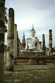 Buddhastatue in der Tempelanlage in Old Sukothai