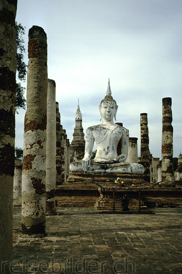Buddhastatue in der Tempelanlage in Old Sukothai