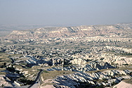 Blick vom "Stadthügel" von Ueçhisar aus