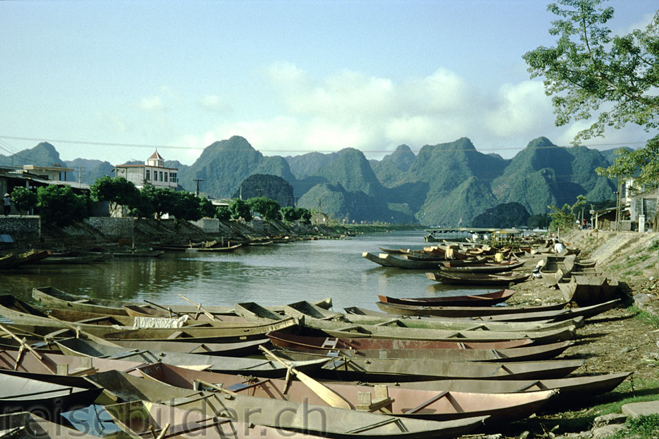 Boote auf dem Fluss bei der Parfüm-Pagode in Nordvietnam