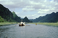 Auf dem Fluss bei der Parfüm-Pagode in Nordvietnam